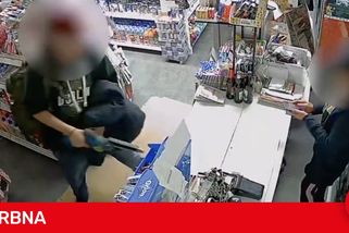 Muž, který napadl v Horní Blatné pilou prodavačku, skončil ve vazbě